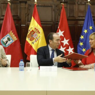 Carabante, en la firma de este lunes del plan para la difusión de información en materia de viviendas de uso turístico a las comunidades de propietarios
