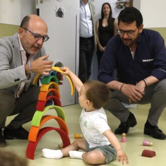 Fernández, durante su visita de este lunes a la Escuela Infantil Municipal José Gómez Gil