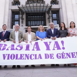 Almeida preside el minuto de silencio por el asesinato de la vecina de Getafe, celebrado este miércoles en la plaza de Cibeles