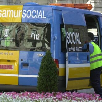 Una dotación del SAMUR Social durante una jornada laboral