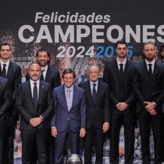 Almeida recibe al Real Madrid de Baloncesto en el palacio de Cibeles