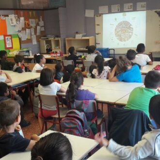 Imagen de archivo de alumnos en un colegio madrileño durante su jornada escolar
