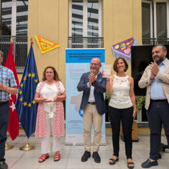 El delegado de Familias, José Fernández, el concejal de Centro, Carlos Segura y equipo directivo de los servicios sociales de Centro