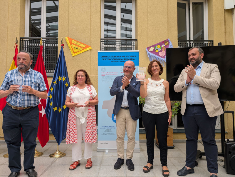 El delegado de Familias, José Fernández, el concejal de Centro, Carlos Segura y equipo directivo de los servicios sociales de Centro