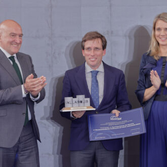 El alcalde de Madrid, José Luis Martínez-Almeida, muestra el Reconocimiento Institucional que CEOE Valladolid ha otorgado al Ayuntamiento