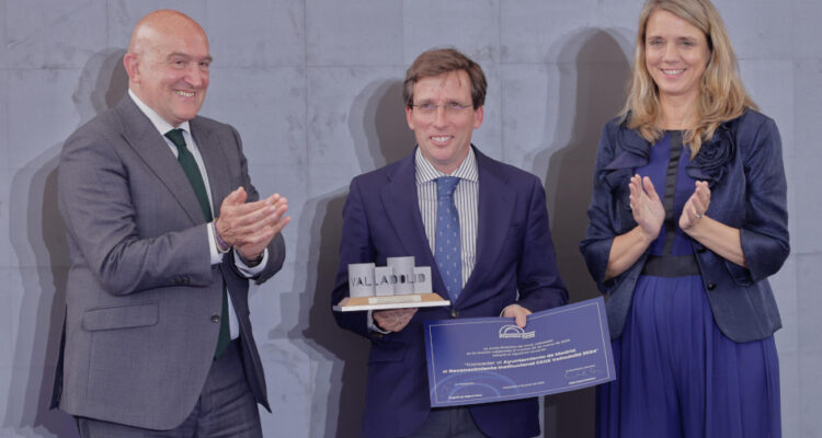 El alcalde de Madrid, José Luis Martínez-Almeida, muestra el Reconocimiento Institucional que CEOE Valladolid ha otorgado al Ayuntamiento