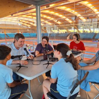 El concejal de Latina, Alberto González, acompañado de tres jóvenes en la actividad de radio del Encuentro de la COPIA en Latina