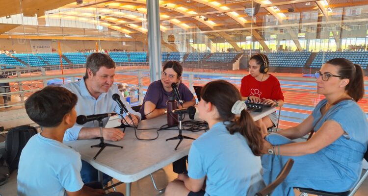El concejal de Latina, Alberto González, acompañado de tres jóvenes en la actividad de radio del Encuentro de la COPIA en Latina