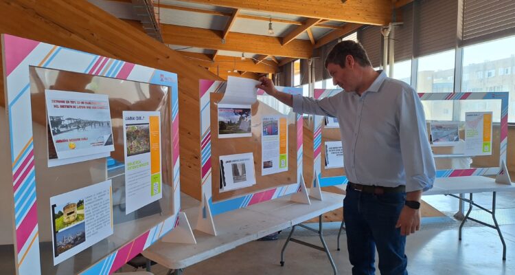 El concejal de Latina, Alberto González, viendo los murales del Encuentro de la COPIA en Latina