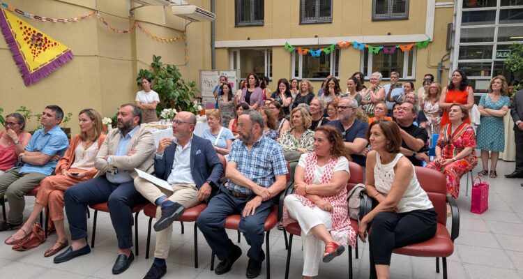 Equipo directivo de los servicios sociales de Centro y público asistente