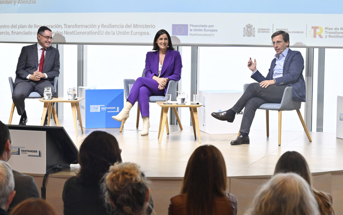El alcalde de Madrid, José Luis Martínez-Almeida, junto a la alcaldesa de Santander, de presentación del proyecto CAREwell