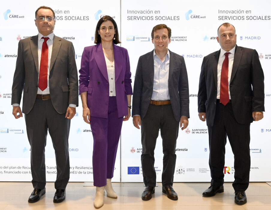 El alcalde de Madrid, José Luis Martínez-Almeida, junto a la alcaldesa de Santander, en la jornada de presentación del proyecto ‘CAREwell: Innovación en Servicios Sociales’, una iniciativa de tecnología aplicada al bienestar social y la salud