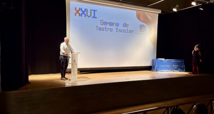 El concejal de Carabanchel, Carlos Izquierdo, durante la clausura, con un atril sobre un escenario