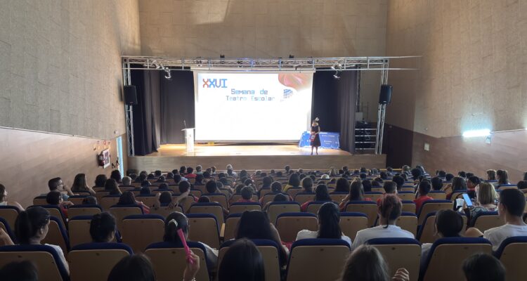 Imagen desde detrás del auditorio y el patio de butacas lleno principalmente por niños y niñas