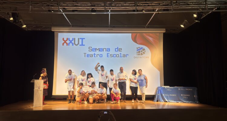 El concejal de Carabanchel con los niños de colegios que han participado en el certamen de teatro sobre una tarima de un escenario
