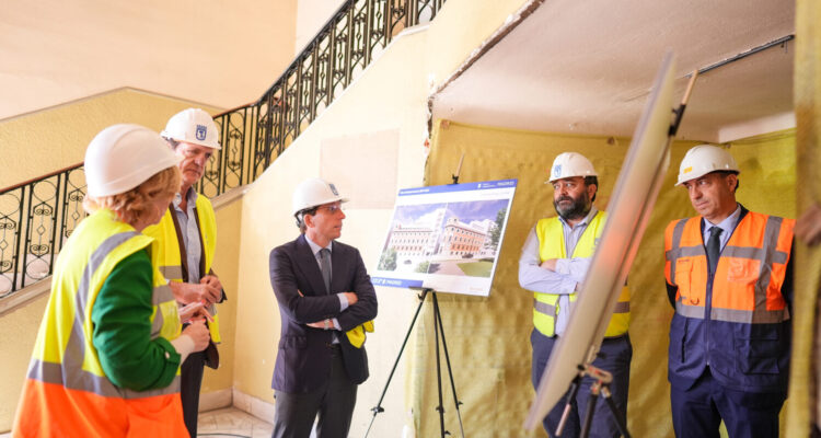 El alcalde y otros responsables en su última visita al edificio de Prado 30