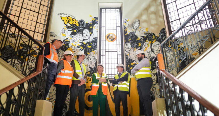 El alcalde y otros responsables en la escalinata del edificio de Prado 30