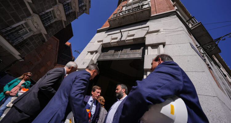 El alcalde y otros responsables, en la entrada del edificio de Prado 30