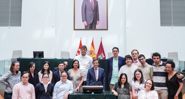 El alcalde, José Luis Martínez-Almeida, con los equipos de Madrid que participarán en la Liga Española de Debate Universitario 'Yo tengo opinión’
