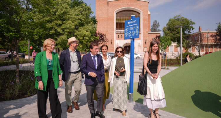 Visita a la recién remodelada plaza de San Cristóbal
