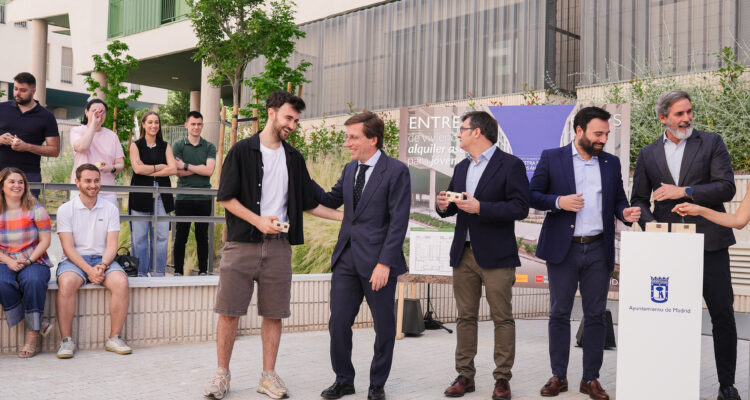 Entrega de las llaves de una nueva promoción de viviendas públicas de alquiler asequible