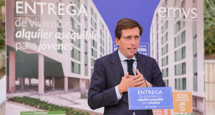 Entrega de las llaves de una nueva promoción de viviendas públicas de alquiler asequible