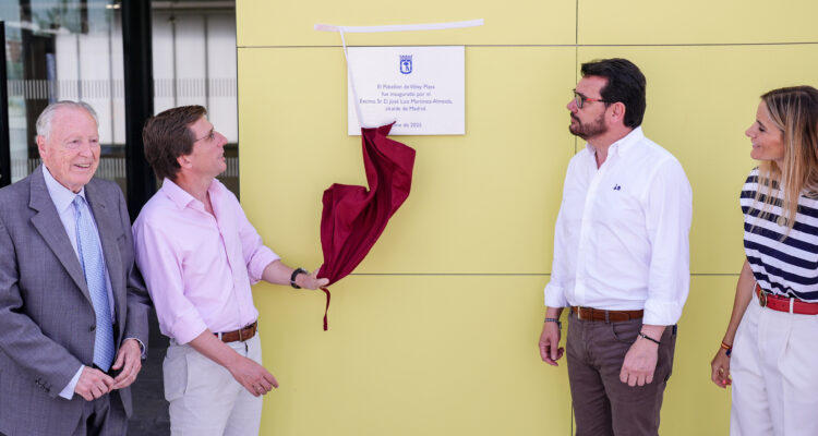 El alcalde de Madrid, José Luis Martínez-Almeida; la concejala delegada de Deporte, Sonia Cea; el concejal de Villa de Vallecas, Carlos González Pereira; y el exalcalde de Madrid, José María Álvarez del Manzano, durante el descubrimiento de la placa conmemorativa del 50 aniversario del CDM Cerro Almodóvar