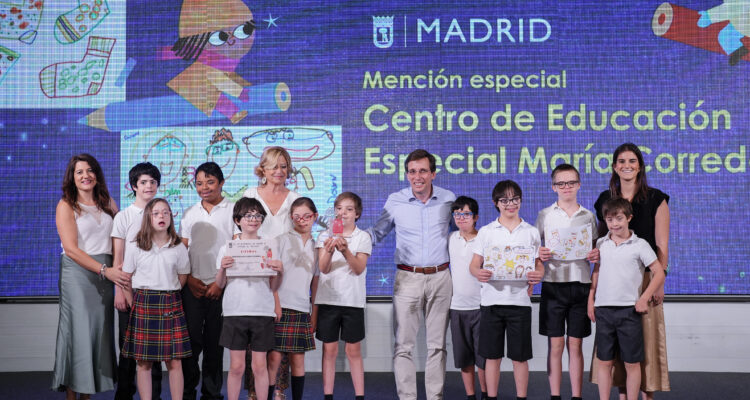Entrega de premios del concurso escolar de dibujo para el diseño de iluminación navideña