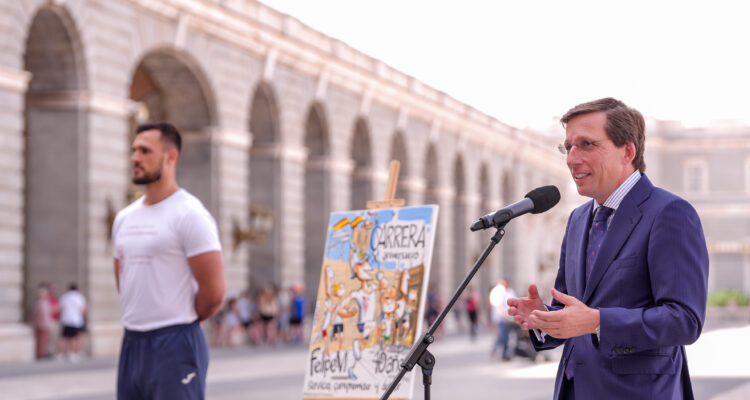 El alcalde, José Luis Martínez-Almeida, durante la presentación de la carrera popular por el X aniversario de la proclamación de Felipe VI