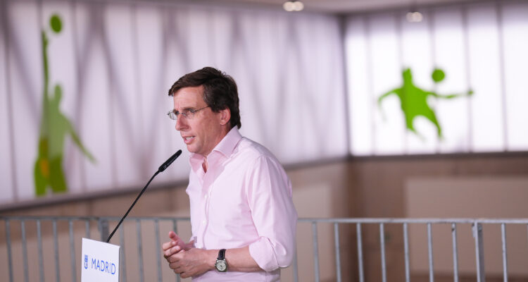 El alcalde de Madrid, José Luis Martínez-Almeida, durante la inauguración de la pista de vóley playa cubierta del CDM Cerro Almodóvar