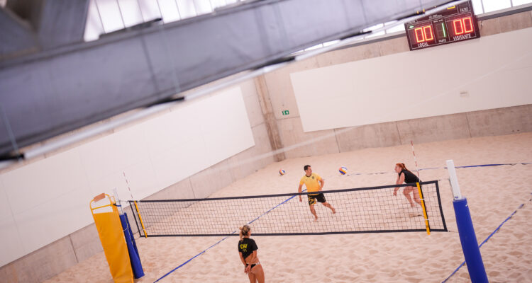 Exhibición deportiva en la nueva pista cubierta de vóley playa del CDM Cerro Almodóvar