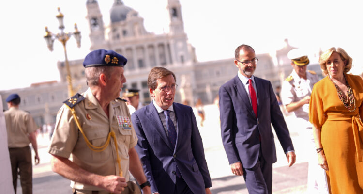 El alcalde, José Luis Martínez-Almeida, y el jefe de la Casa de Su Majestad el Rey, Camilo Villarino