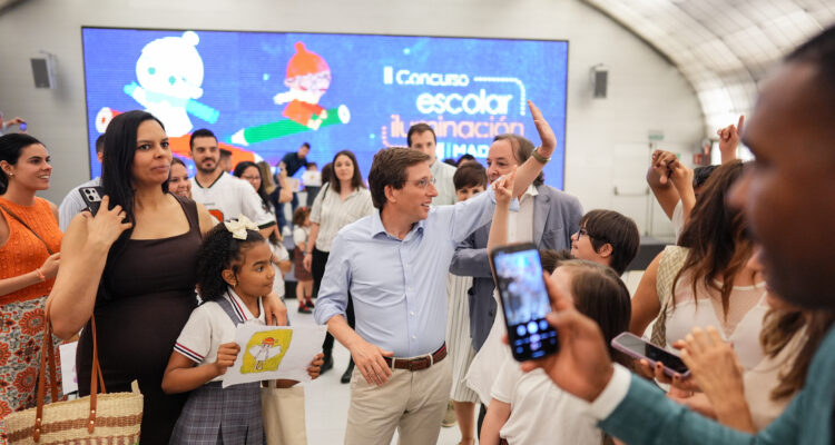 Entrega de premios del concurso escolar de dibujo para el diseño de iluminación navideña