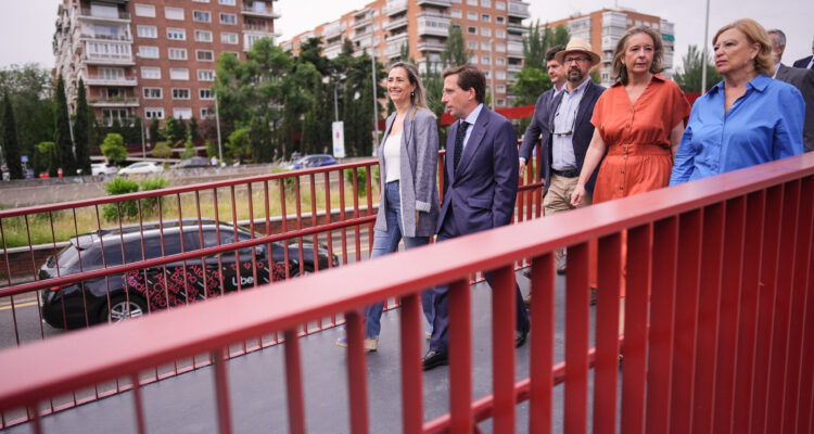 Visita a la nueva pasarela peatonal sobre la A-2
