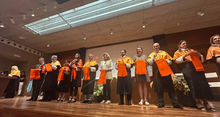 Hidalgo junto a los recién graduados