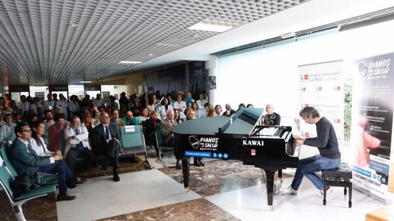 Actuación de un pianista ante el público