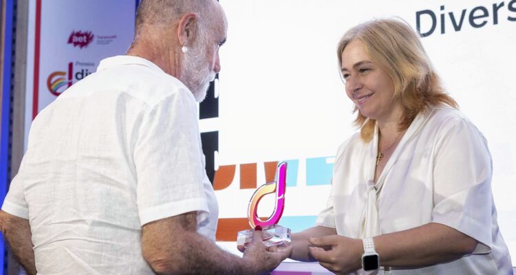 Sanz entrega un galardón en los Premios Diversa