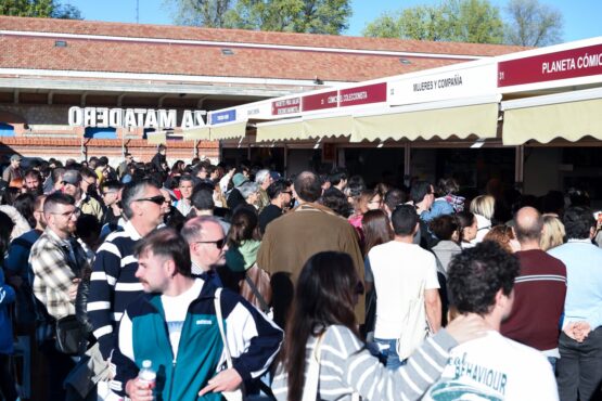 Visitantes en las casetas de la I Feria del Cómic de Madrid