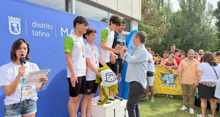 Alberto González entrega el premio a los ganadores del I Trofeo Mako-Latina