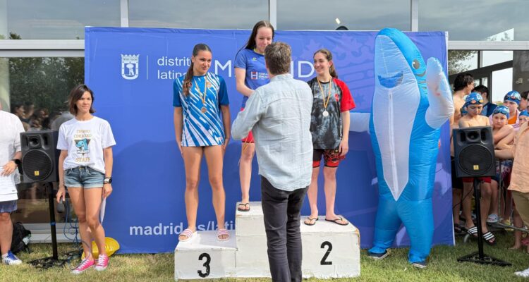 González entrega el premio a los ganadores del I Trofeo Mako-Latina