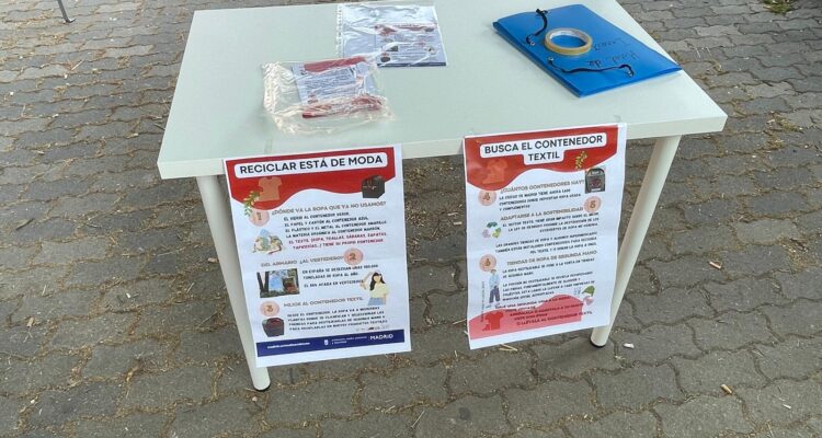Mesa informativa de la iniciativa 'Reciclar está de moda' en Fuencarral-El Pardo