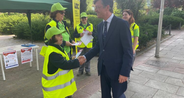 El concejal de Fuencarral-El Pardo, José Antonio Martínez Páramo, con miembros del programa 'Reciclar está de moda'
