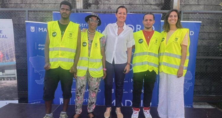 grupo de personas posando en 'Arganzuela Camina'