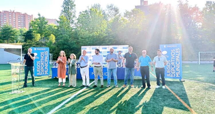 La concejala del distrito, Cayetana Hernández de la Riva en el acto de entrega de trofeos