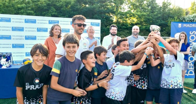 Jóvenes deportistas tras recibir su copa