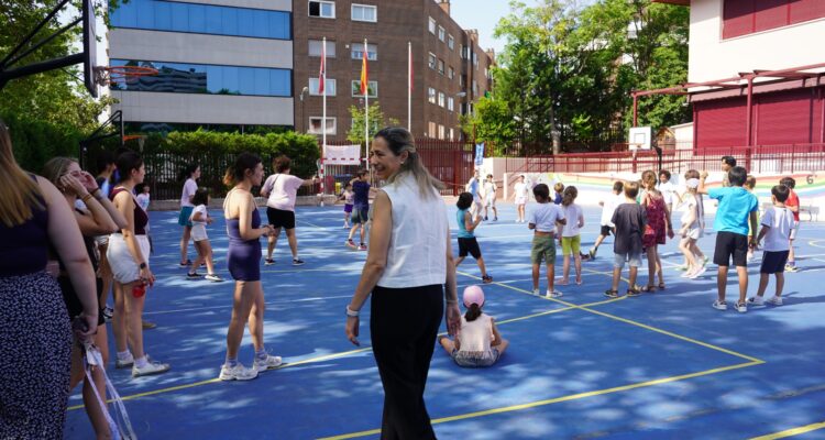 La concejala de distrito, Yolanda Estrada, durante la visita al campamento urbano gratuito organizado por la Junta Municipal de Chamartín en el CEIP Pintor Rosales