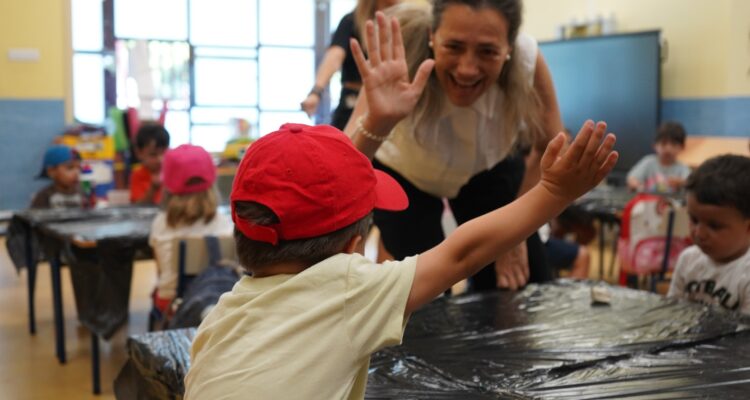 La concejala de distrito, Yolanda Estrada, durante la visita al campamento urbano gratuito organizado por la Junta Municipal de Chamartín en el CEIP Pintor Rosales