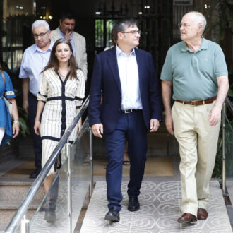 El delegado de Políticas de Vivienda, Álvaro González, y la concejala de Retiro, Andrea Levy, durante su visita al edificio de Retiro donde se ha llevado a cabo una actuación del Plan Rehabilita