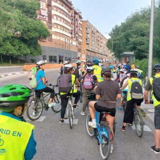 Niños van a su colegio formando un Bicibús