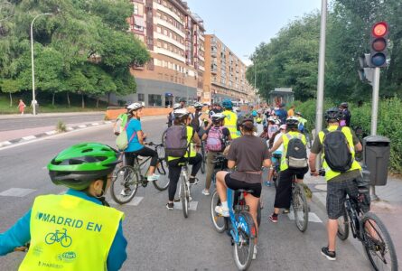 Niños van a su colegio formando un Bicibús
